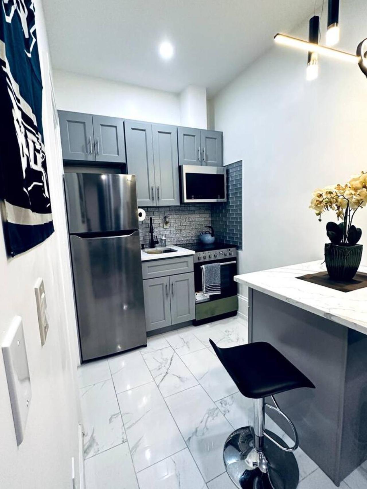 New - By Rittenhouse Square Apartment *